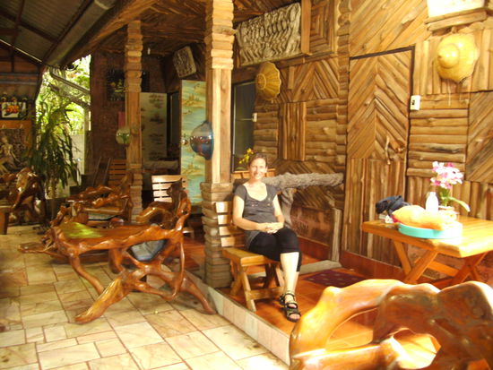 vor unserer Hütte (man beachte die Teak-Holz-Sessel)