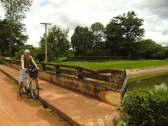 Robert auf Brücke vor Wat