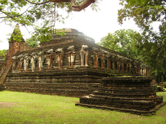 23 von 68 Elefanten am Wat Chang Rob (Waldtempel)