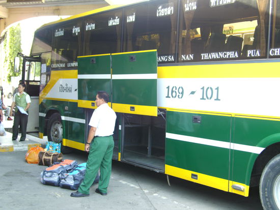 unser heutiger Bus (+unsere beiden Reisetaschen)