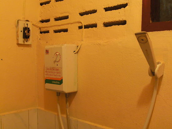 Guesthouse-Technik | links oben der Stromhauptschalter, daneben der E-Warmwasserzubereiter und rechts die Dusche...