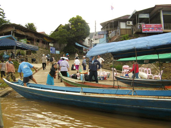 Ankunft der Fähren auf Laos