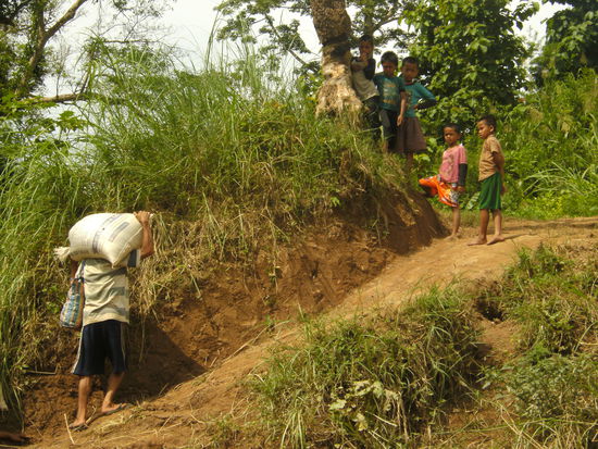 überall warten Kinder auf die Ankunft unseres Bootes