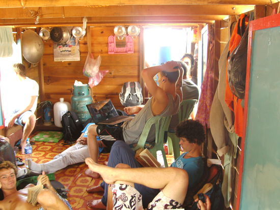 ... und so die Kids im (ohrenbetäubend lauten) Maschinenraum...