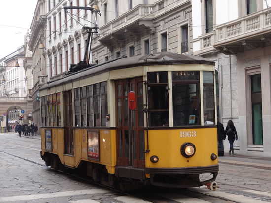Straßenbahn mit Holztüren(!)