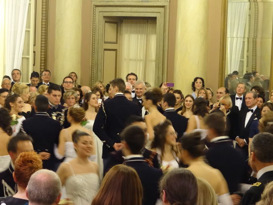 die Tanzfläche ist gut gefüllt