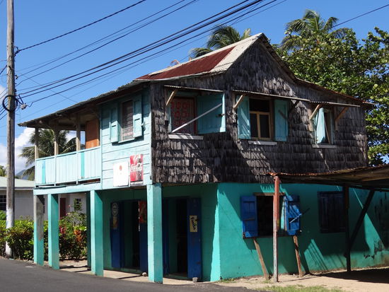 eine der vielen kleinen Bars an der Dorfstraße
