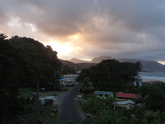 kein Feuer | abendlicher Blick von unserer Terrasse auf die Dorfstraße, links vorne "unser" Imbissstand