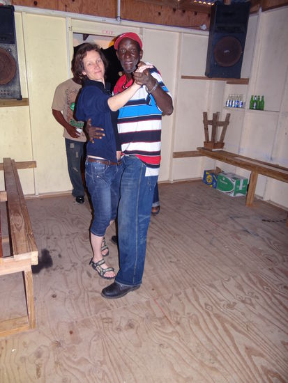 der Fotobeweis | Feli tanzt mit Mr. Froggy fremd...