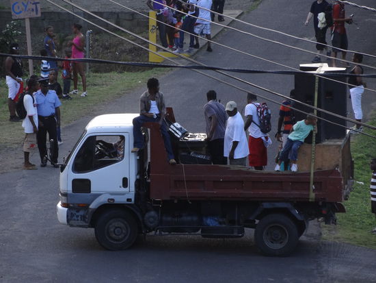 Feiern zum Carneval-Beginn | dieser Musik-Truck beschallte das ganze Dorf