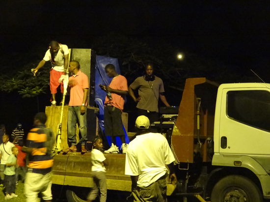 um den Truck wurde die ganze Nacht getanzt