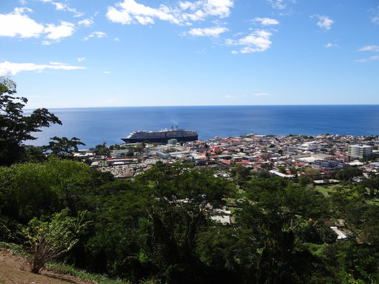 Blick auf Roseau mit Kreuzfahrtsschiff
