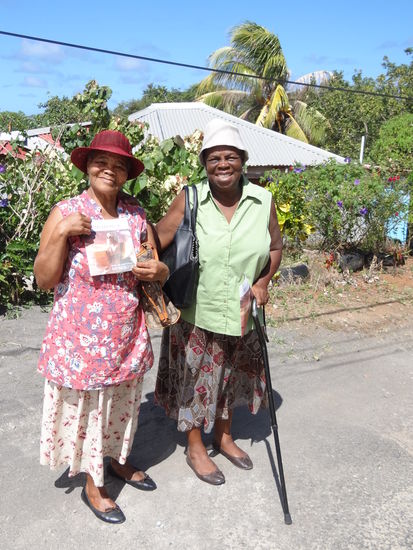 zwei sehr freundliche Damen von den Zeugen Jehovas mit dem obligaten Watch Tower