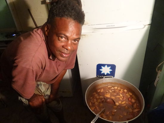 zum Abschied gibt's Mr. Dog's köstlichen Octopus-Eintopf | Mr. Dog ist 49 Jahre alt, hat 17 Kinder und "derzeit" auf Dominica 6 Frauen...