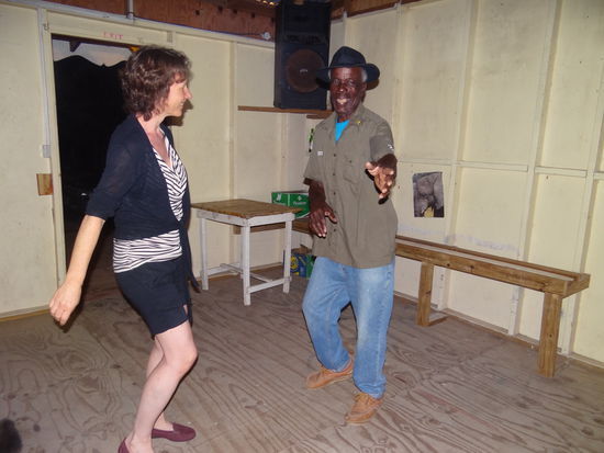 Feli tanzt mit fremden Männern