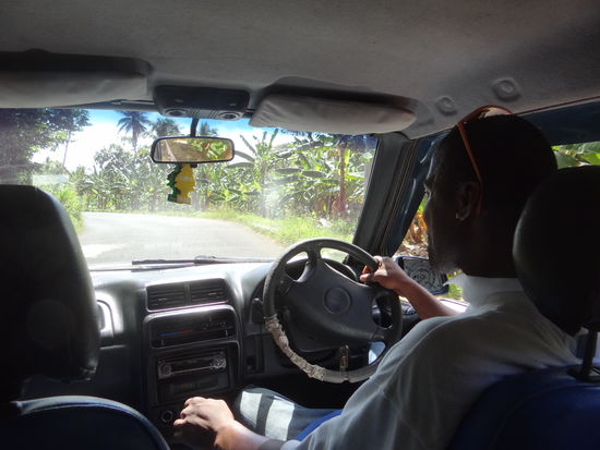 ... und schon sitzen wir bei Nigel im Auto am Weg zum Flughafen