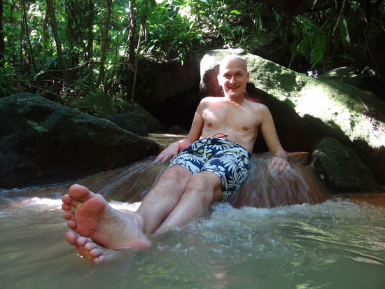 warmes Bad am Fuße der Trafalgar Falls