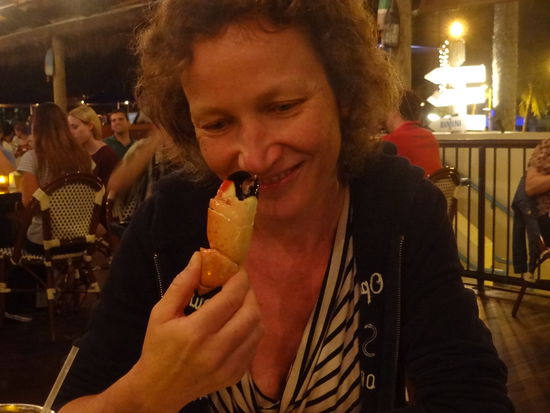 Feli genießt eine der berühmten Florida Keys Stone Crab Claws