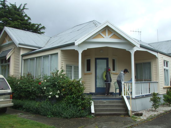 The Sleeping Giant Backpackers  (mit Hyunmi und Yeonjin auf der Veranda)