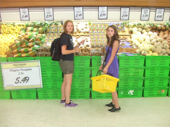 Caro und unsere französische Zimmermitbewohnerin Chloe im Supermarkt
