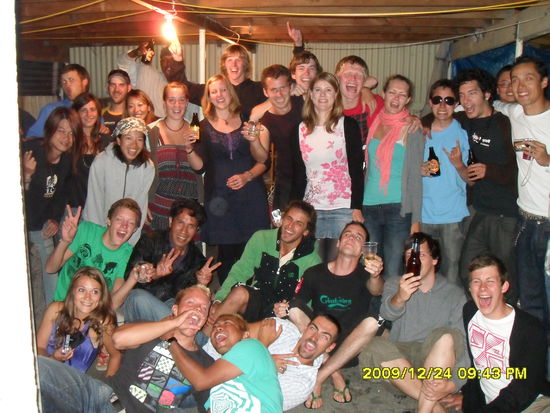 Leider war es schier unmöglich, wirklich ALLE mit aufs Foto zu bekommen, aber der Versuch hat Spaß gemacht!! 
Hintere zwei Reihen von links: Boon San (Malaysia), Alex (Californien), Ale (Italien), Boaz (Israel), Mai (Japan), Sachi (Japan), Eugene (Detroit), ich, Caro, Jannis (Deutschland), Tomás (Argentinien), Alex, Gerrit, Sonja, Claudia (Deutschland), Damián, Javier (Argentinien), ?, Ernesto (Mexico) - Untere Reihen von links: Chloé (Frankreich), Erik (Schweden), Tai (Neuseeland), Ilpo (Finnland), Khery (Malaysia), Manu (Chile), Jeremy (Frankreich), Ben (England), Kai (Deutschland), Elias (Schweden)  -  schade um alle, die nicht mit drauf gepasst haben...