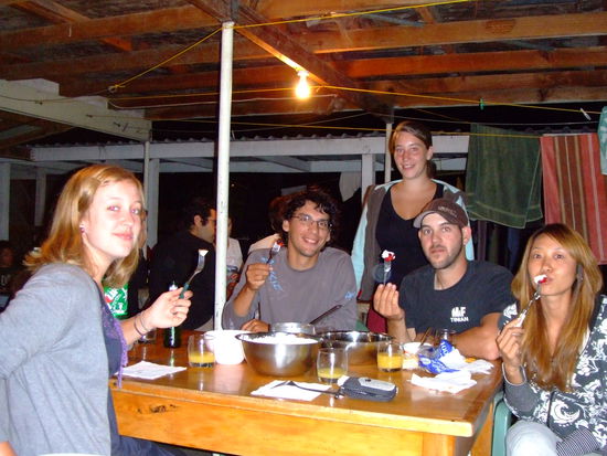 Das Essen nach dem Fest (Reste) - mittlerweile beim Schokofundue angekommen... =)   (mit Francisco, Boaz und Sachi)