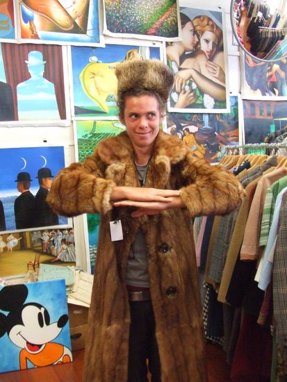 (In einem Antikladen)