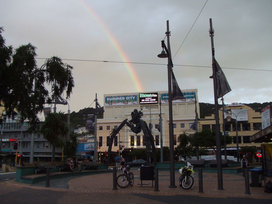 Das Gebäude unterm Regenbogen - Embassy Theatre