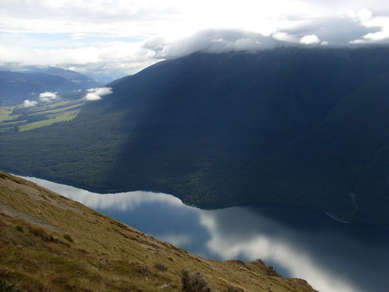 (Das ist der Lake Rotoiti, den Caro und ich umrundet haben. Dieses Foto hat Francisco am nächsten Morgen gemacht, als er alleine weiter hoch auf den Berg gestiefelt ist)