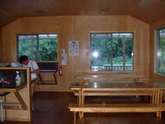 und so sah unsere erste Hütte von innen aus