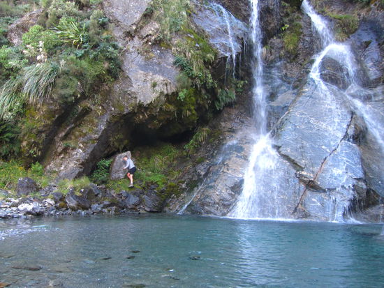 im Morgengrauen am Wasserfall (direkt neben der 2. Hütte)