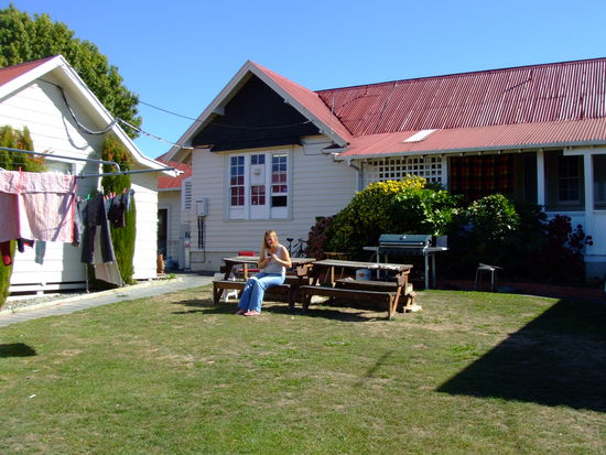 Unser Hostel im mittäglichen Sonnenschein. Und Caro am Fingernägel schneiden. ;P