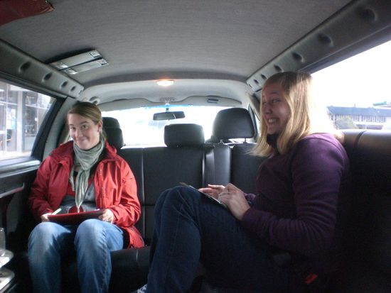 Von einer Strechlimosine wurden wir vom Hostel abgeholt. 
Hier unterzeichnen wir gerade, dass wir eventuell sterben könnten...