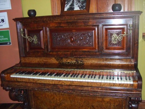 Klavier im Habour View Hotel.