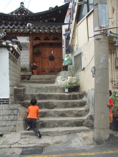 Kinder die Verstecken spielen, Bukchong Hanok Village.