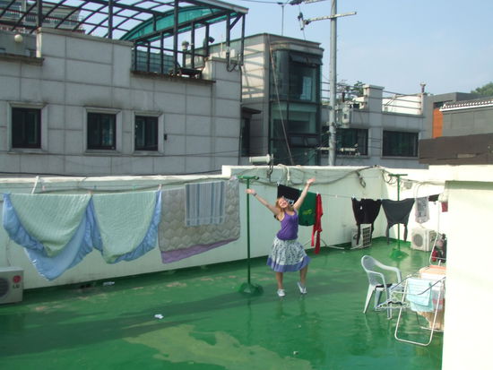 Auf dem Dach am Wäsche aufhängen.