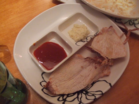 Sonnengetrockneter Tintenfisch mit Mayo und scharfer So&amp;#7838;e. Naja. Wer's mag...