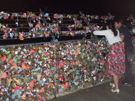 In Asien findet man das oft an hohen Punkten, hier auf dem Namsan: Pärchen kommen her und hängen ein Schloss mit ihren Namen an den Zaun, der Schlüssel wird weggeworfen. Und dann sollte die Liebe ewig halten.