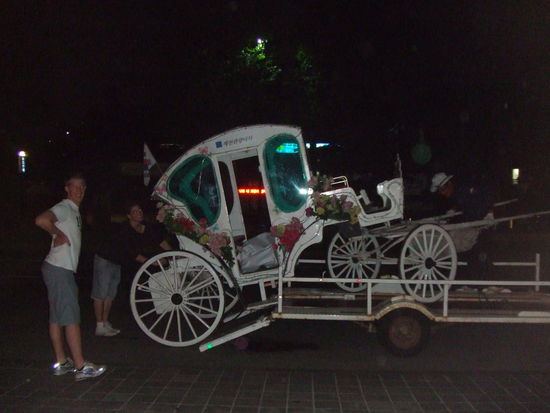 Das war auch noch eine lustige Geschichte: Wir laufen zurück Richtung Hostel und da versucht einer, ganz alleine diese riesige Hochzeitskutsche zu verladen. Dem haben wir erstmal mitangepackt. Das war ganz schön schwer und hat ziemlich gedauert. Aber wir haben's geschafft. 