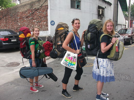 Mit Sack und Pack Richtung Flughafen.