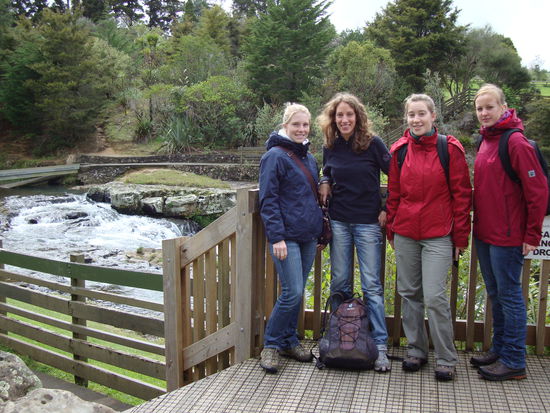 Jaqueline, Lena, ich und Caro (und Niklas macht das Foto) bei den Whangerei Falls - der Anfang des 30 Kilometermarsches