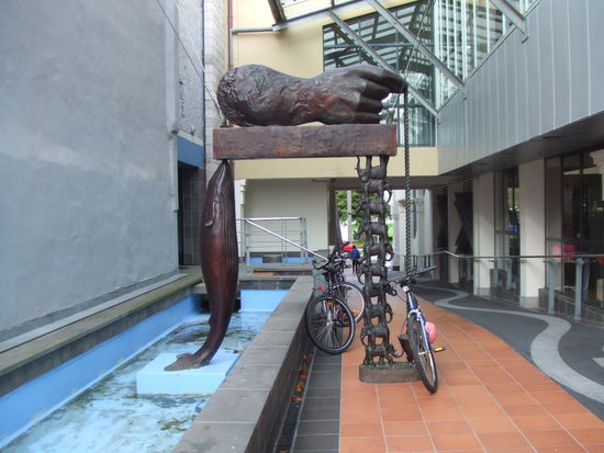 am Eingang der Bibliothek