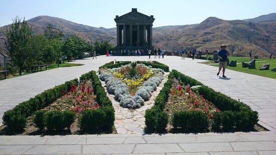 Der Gottheit Mithra gewidmete Garni Tempel; er ist Teil einer der ältesten altertümlichen Siedlungen Armeniens. Garni liegt 28 km östlich von Yerevan auf einem Felsen, am Fluss Azad und umgeben von den Geghama Bergen. Die Siedlung war vom 4. Jahrtausend BC (!) bis ins späte Mittelalter bewohnt, wurde durch Angriffe und ein schweres Erdbeben (1679) zerstört und im Laufe des 19. Jahrhunderts neu besiedelt. Sorgfältig wurde der Tempel Anfang der 2000er restauriert. Vieles in dem Gebiet liegt noch im Verborgenen; neben dem Tempel wurde u.a. ein römisches Badehaus ausgegraben.