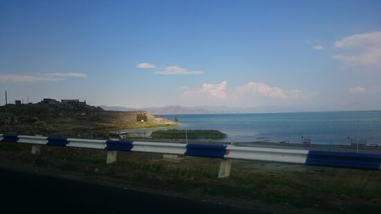 Wir fahren weiter über Sewan, am Sewansee entlang zum Friedhof von Noratus, einem beeindruckenden mittelalterlichen Gräberfeld mit rund 800-900 Khachkars/Chatschkaren unterschiedlichster Größen, Formen und vor allem Details. Die meisten stammen aus der Zeit zwischen dem 9. und dem 17. Jahrhundert.
Ein ähnliches, mehr als doppelt so großes Gräberfeld wurde in der aserbaidschanischen Exklave Nakhchiwan um das Jahr 2000 von Aserbaidschan systematisch zerstört; es wurde einfach plattgewalzt und auf dem Gelände wurde ein militärisches Sperrgebiet errichtet. Nach diesem sadistischen Akt des Vandalismus behauptete Aserbaidschan, dass dort niemals ein armenischer Friedhof existiert habe...