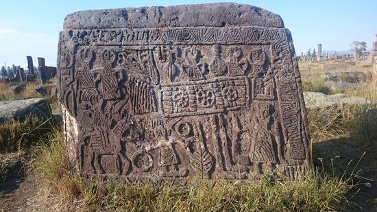 Jeder Stein erzählt seine Geschichte, d.h. er gibt Details über das Leben und das Sterben der darunter Begrabenen preis. Dies ist einer der detailliertesten Chatschkaren von Noratus. Er bildet die Hochzeitsfeier eines royalen Brautpaares (oben links) ab. Leider gab es einen Rivalen, seinem Helm nach zu schließen ein mongolischen Krieger, der sich wohl dachte, bevor ein anderer die Frau kriegt, soll sie lieber keiner haben...