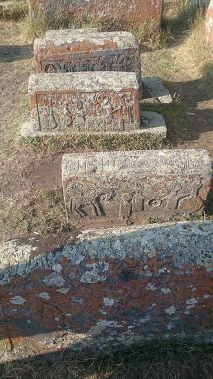 Bauern, Musiker, Adelige, Handwerker, Tiere... Hier wimmelt es von ineinander verwobenen Geschichten aus uralter, teils vorchristlicher Zeit.