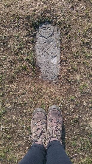 Wer nicht viel Geld hatte, konnte sich nur einen kleinen Stein leisten. Hier liegt eine erwachsene Frau, was man an ihrer Kopfbedeckung erkennen kann.