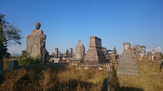 Modern, aber gleichsam imposant, ist dieser Teil des Friedhofs.