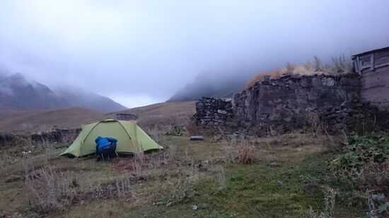 Links im Bild: Unsere bescheidene Hütte für die Nacht.  