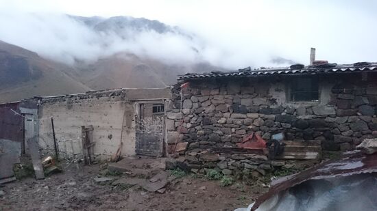 Das Nachbarhaus, in dem wir freundlichst willkommen geheißen werden.
